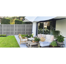 Záhradné posedenie s plotom na ochranu súkromia a slnečníkom