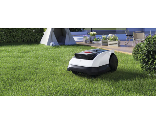 Robotická kosačka na trávniku pred stanom a terasou