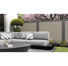 Záhradná scéna so sedením, plotom a dekoráciou