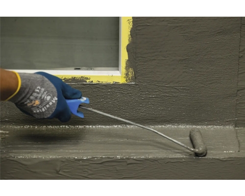 Aplikácia tesniacej suspenzie valčekom na stenu