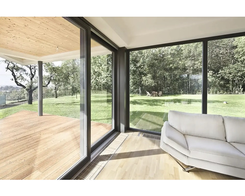 Svetlá obývacia izba s panoramatickými oknami a drevenou podlahou