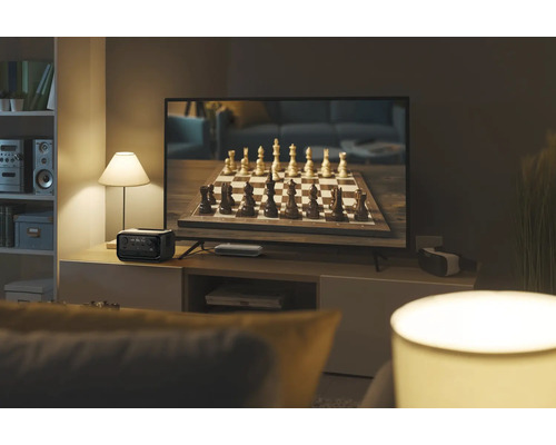 Obývacia izba s televízorom a prenosnou napájacou stanicou