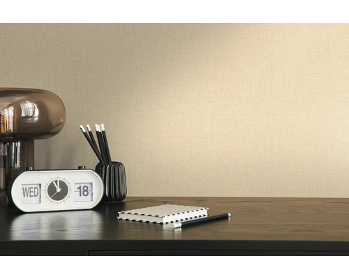 Detail béžovej vliesovej tapety s textilnou štruktúrou na stene