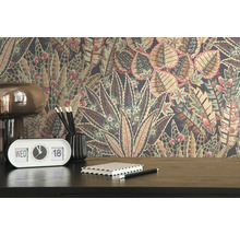 Detailný pohľad na izbu s kvetinovou tapetou, retro stolovým kalendárom, perami a poznámkovým blokom