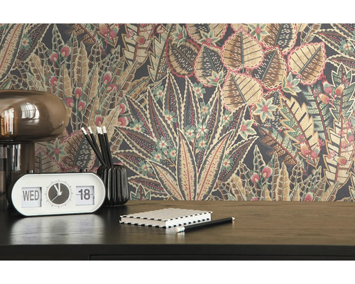 Detailný pohľad na izbu s kvetinovou tapetou, retro stolovým kalendárom, perami a poznámkovým blokom