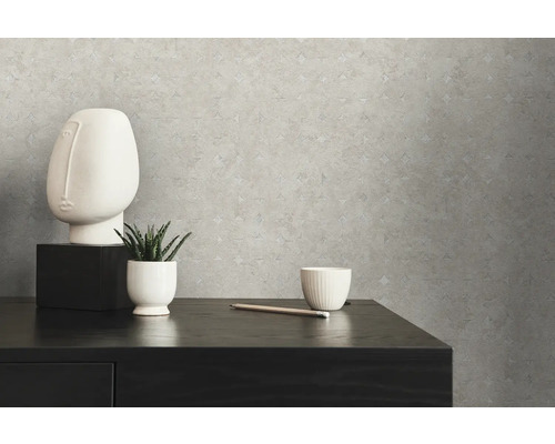 Dekoratívna tapeta so vzorom na komode s dekoráciami.