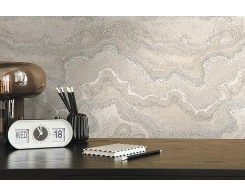 Detail nástennej tapety s vlnitým mramorovým vzorom v kancelárii.