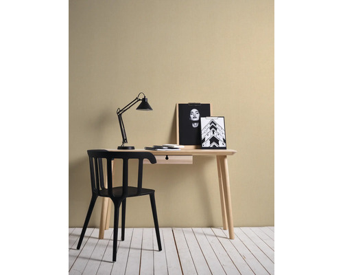 Písací stôl s lampou, zápisníkom, perom, stoličkou a fotorámikmi