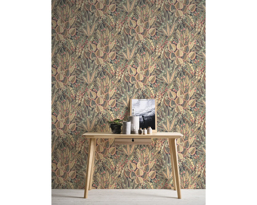 Pohľad na izbu s tapetou s kvetinovým vzorom a svetlým dreveným stolom.