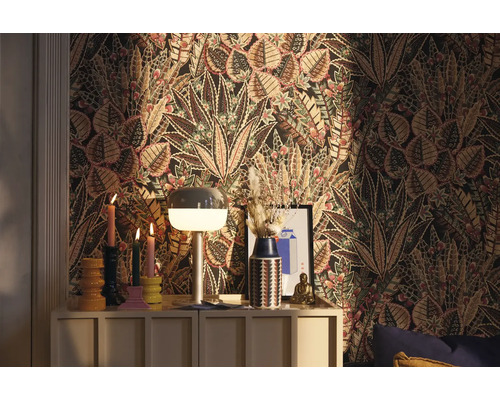 Ozdobná izba s kvetinovou tapetou, komodou a dekoratívnymi predmetmi.