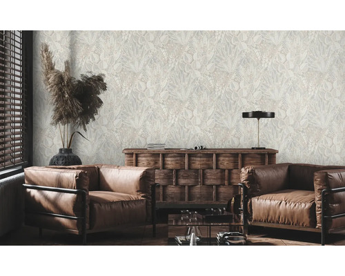 Obývacia izba s hnedými koženými kreslami a tapetou s rastlinným vzorom