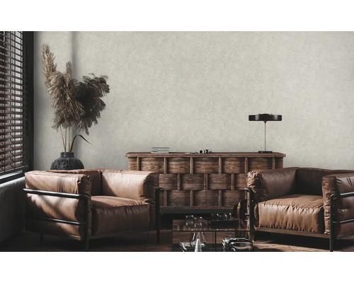 Obývacia izba s koženými kreslami, drevenou komodou a dekoratívnou kvetinovou vázou pre štýlový interiér.