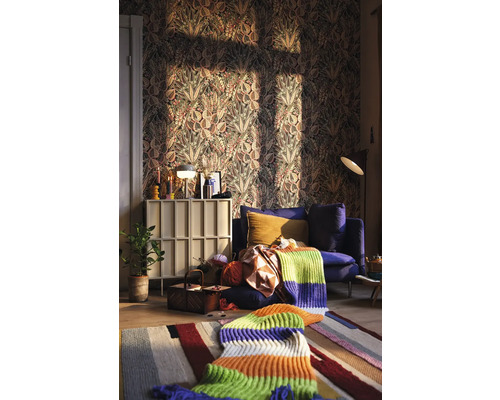 Obývacia izba s tapetou so vzorom, pohovkou a kobercom