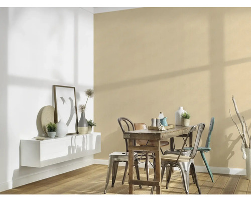 Jedáleň s dreveným stolom, stoličkami a nástennou dekoráciou