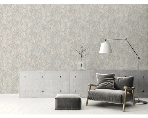 Obývacia izba s kvetinovou tapetou, kreslom a stojacou lampou