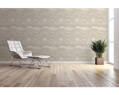 Svetlá miestnosť so vzorovanou tapetou, kreslom a izbovou rastlinou