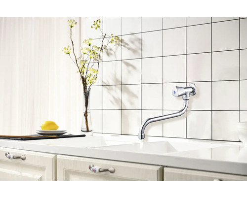 Kuchynský drez s jednopákovou batériou, armatúrou, obkladmi a dekoráciou