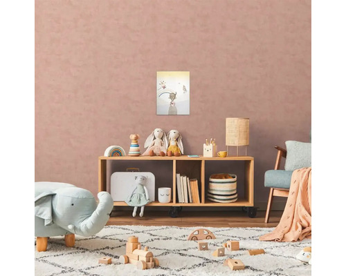 Detská izba s drevenou policou, hračkami a zarámovaným obrázkom na stene
