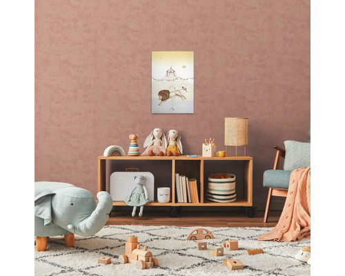 Detská izba s dreveným regálom, hračkami a nástennou maľbou