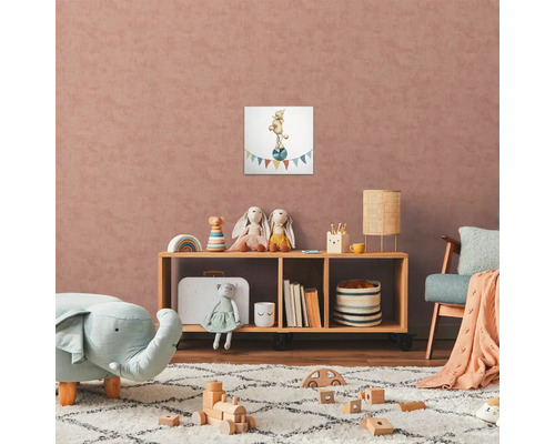 Detská izba s dreveným regálom, hračkami a zarámovaným obrázkom cirkusového psa na lopte