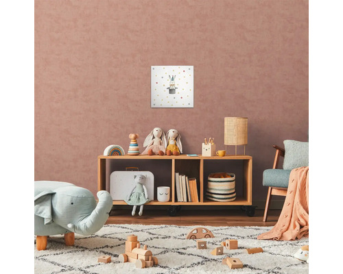 Detská izba s drevenou policou, hračkami a nástennou maľbou s motívom králika