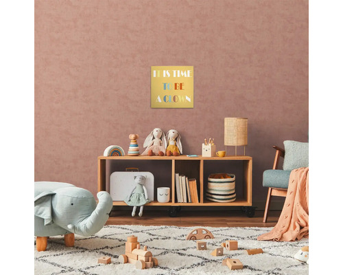 Detská izba s drevenou policou, hračkami a zarámovaným obrázkom s nápisom ''It is time to be a clown''.
