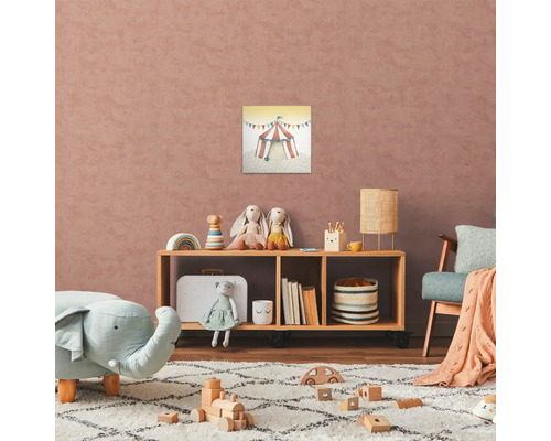 Detská izba s drevenou policou, hračkami a obrázkom cirkusového stanu