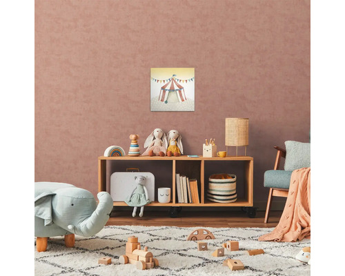 Detská izba s cirkusovým obrázkom, hračkami a dreveným nábytkom pre svetlú a usporiadanú atmosféru.