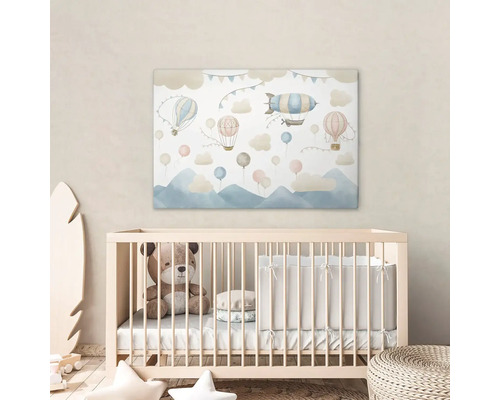 Detská izba s detskou postieľkou a nástennou dekoráciou s balónmi, vzducholoďou a oblakmi