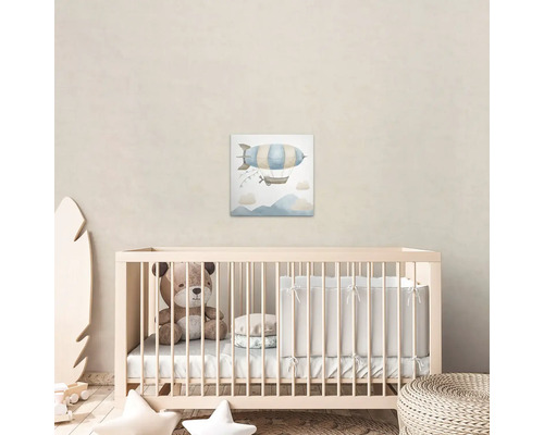 Detská izba s nástennou maľbou vzducholode nad detskou postieľkou