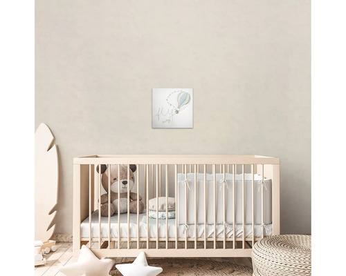 Detská izba s detskou postieľkou, plyšovým medveďom a nástennou maľbou s motívom teplovzdušného balóna