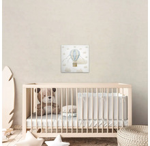 Detská izba s detskou postieľkou, plyšovým medveďom a nástenným obrazom s motívom teplovzdušného balóna