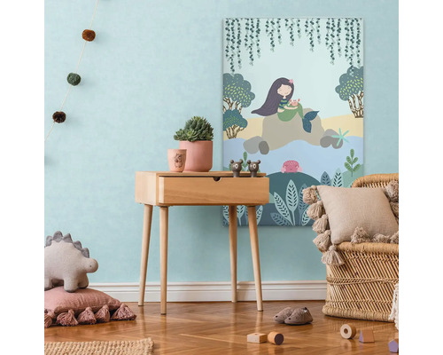 Detská izba s drevenou komodou a nástenným obrázkom morskej panny