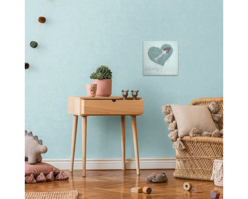 Detská izba s dreveným odkladacím stolíkom, dekoráciou a nástennou maľbou