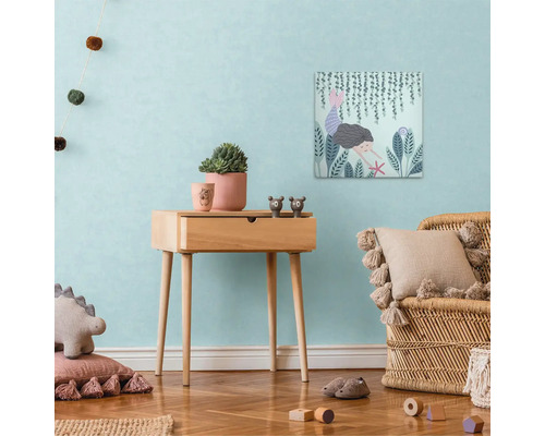 Detská izba s dreveným stolom, dekoráciami a nástennou maľbou s motívom morskej panny.