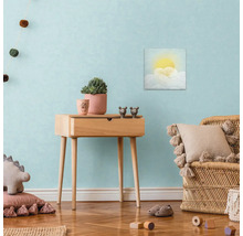 Detská izba s drevenou komodou, dekoráciou a nástennou maľbou so slnkom za mrakmi