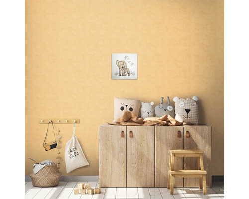 Zdobená detská izba so skrinkou, hračkami a obrazom matky a dieťaťa slona na stene