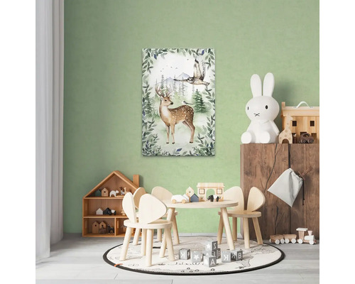 Detská izba s dreveným stolom, stoličkami, hračkami a nástennou maľbou jeleňa a sovy