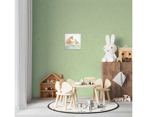 Detská izba s dreveným stolom, stoličkami, hračkami a nástennou dekoráciou s líškami