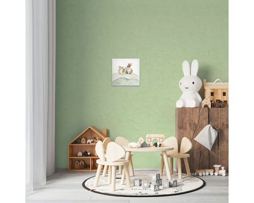 Detská izba s obrázkom zajačikov, dreveným stolom a stoličkami, policou na hračky a dekoráciami