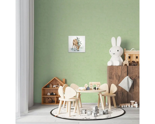 Detská izba s dreveným stolom, stoličkami a nástennou maľbou so srnou.