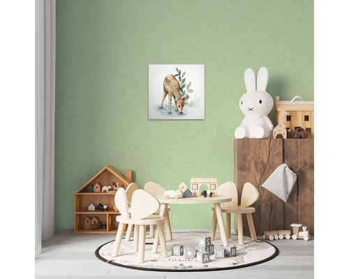 Dekoratívna detská izba s obrázkom jeleňa na stene, stolom so stoličkami a hračkami.