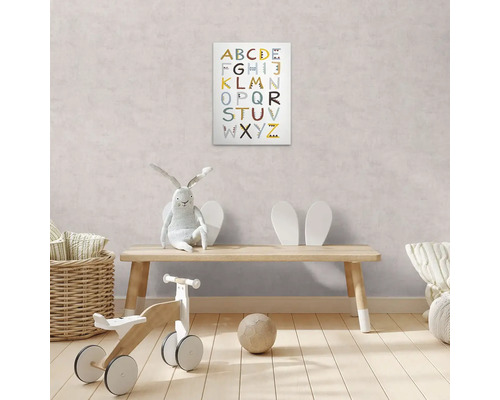 Detská izba s abecedným nástenným obrázkom, dreveným stolom, hračkami a loptou