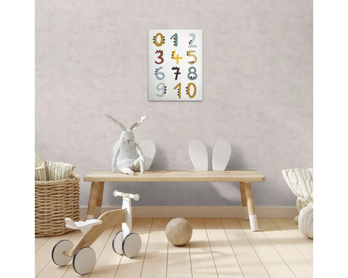 Detská izba s plagátom s číslami, hračkami a lavicou