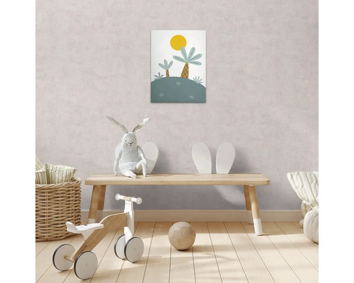 Detská izba s nástennou maľbou, drevenou lavicou, odrážadlom, plyšovou hračkou a loptou