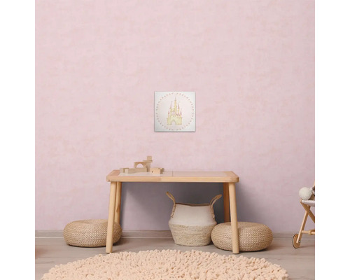 Izba so stolom, stoličkou, kobercom a obrázkom hradu na stene