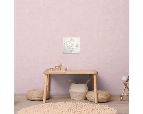 Dekorácia detskej izby s nástennou dekoráciou, stolom a sedadlami