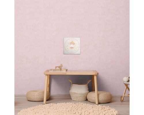 Detská izba s hracím stolom, sedacími vankúšmi, kobercom a nástennou maľbou s motívom koča