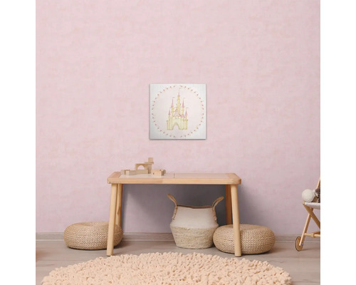 Detská izba so stolom, kobercom a plátnom s motívom zámku