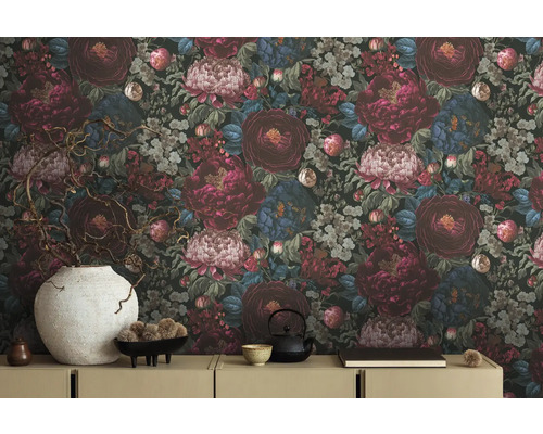 Tapeta s kvetinovým vzorom v interiéri.